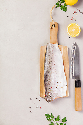 포토 JPG 해외이미지 스튜디오촬영 회색배경 실내 사람없음 칼 레몬 송어 해외202004 해외포토 백그라운드 과일 어류 내부 회색 파일형식