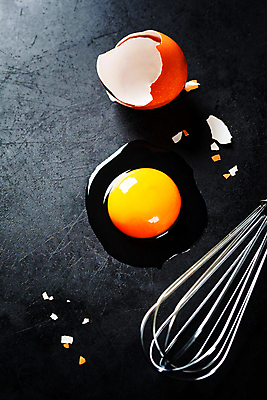 포토 JPG 해외이미지 검은배경 실내 사람없음 계란 아침식사 계란껍데기 거품기 날계란 해외202004 해외포토 백그라운드 주방용품 내부 알 검은색 식사 파일형식