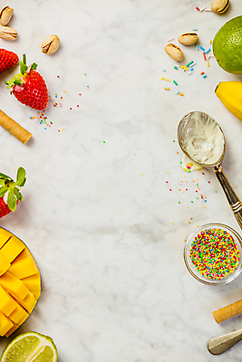 포토 JPG 해외이미지 딸기 디저트 실내 사람없음 하이앵글 달콤 흰배경 망고 스쿱 피스타치오 스프링클 해외202004 해외포토 음식 뷰포인트 백그라운드 과일 내부 장식 견과류 흰색 맛 열대과일 파일형식