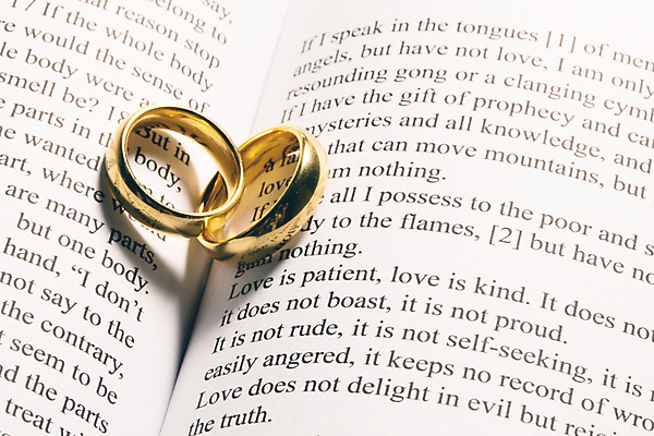 포토 JPG 해외이미지 영어 실내 발렌타인데이 사랑 사람없음 아웃포커스 성경 결혼반지 커플반지 해외202105 해외포토 문자 감정 결혼 종교용품 데이이벤트 촬영기법 내부 반지 파일형식