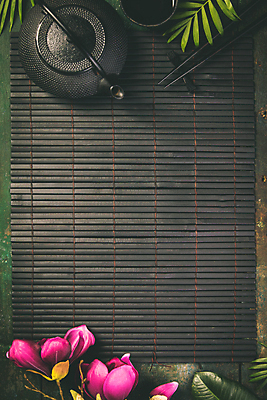 포토 JPG 해외이미지 꽃 프레임 실내 사람없음 하이앵글 찻잔 다기 찻주전자 나무젓가락 열대잎 젓가락받침대 초록배경 해외202004 해외포토 식물 뷰포인트 백그라운드 잎 젓가락 주전자 잔 내부 초록색 다도 수저받침대 파일형식