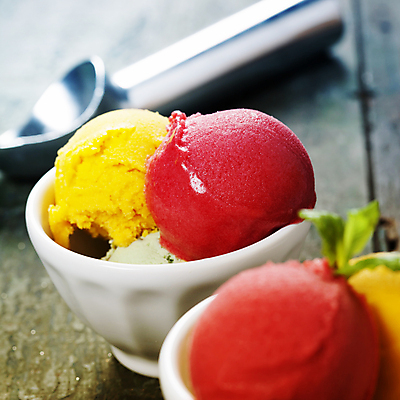 포토 JPG 해외이미지 그릇 아이스크림 디저트 실내 사람없음 아웃포커스 달콤 담기 나무바닥 해외202004 해외포토 식기 음식 모션 바닥 촬영기법 내부 맛 파일형식