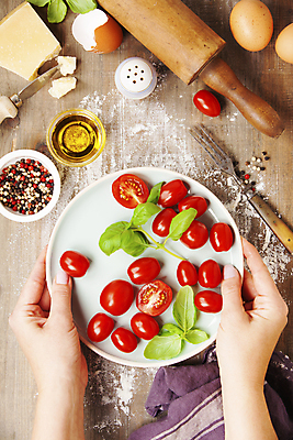 포토 JPG 해외이미지 접시 손 포크 식재료 방울토마토 실내 들기 신체부위 계란 올리브오일 준비 나무바닥 바질 반죽밀대 소금통 치즈나이프 통후추 파마산치즈 해외202004 해외포토 식기 토마토 모션 치즈 바닥 사람 내부 알 나이프 기름_음식 밀대 후추 파일형식