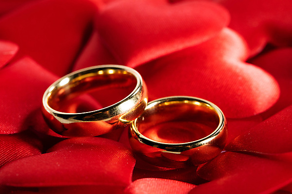 포토 JPG 해외이미지 실내 발렌타인데이 사랑 사람없음 아웃포커스 하트 결혼반지 커플반지 빨간배경 해외202105 해외포토 모양 감정 결혼 백그라운드 데이이벤트 촬영기법 내부 빨간색 반지 파일형식