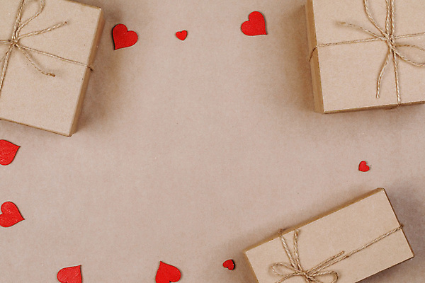 포토 JPG 해외이미지 프레임 실내 발렌타인데이 사랑 사람없음 선물상자 하이앵글 하트 노끈 베이지색배경 카피스페이스 해외202105 해외포토 모양 감정 줄 뷰포인트 백그라운드 데이이벤트 선물 내부 상자 공백 베이지색 파일형식