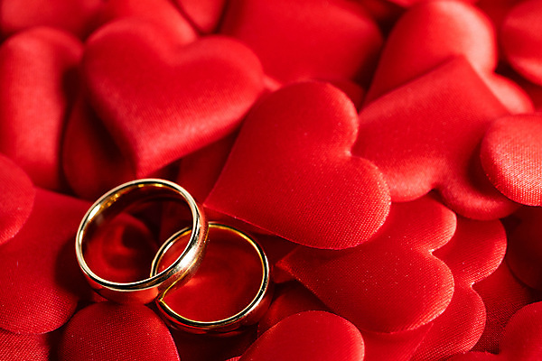 포토 JPG 해외이미지 실내 발렌타인데이 사랑 사람없음 아웃포커스 하트 결혼반지 커플반지 빨간배경 해외202105 해외포토 모양 감정 결혼 백그라운드 데이이벤트 촬영기법 내부 빨간색 반지 파일형식