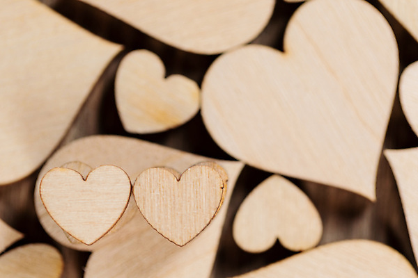 포토 JPG 해외이미지 실내 발렌타인데이 사랑 사람없음 아웃포커스 하이앵글 하트 나무블록 해외202105 해외포토 모양 감정 뷰포인트 데이이벤트 촬영기법 내부 목재 블록 파일형식