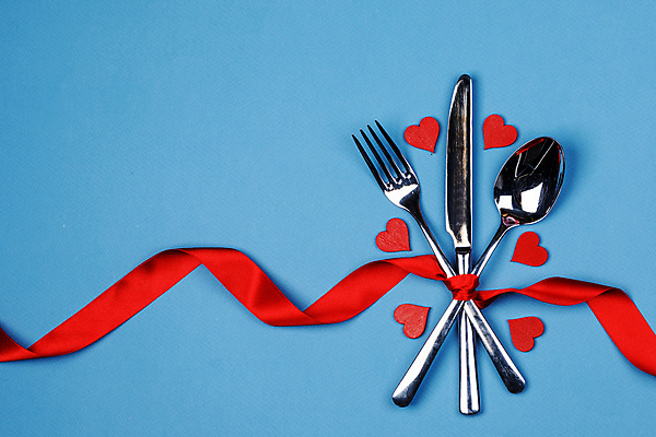 포토 JPG 해외이미지 리본 포크 실내 발렌타인데이 사랑 사람없음 하이앵글 숟가락 하트 나이프 묶기 파란배경 해외202105 해외포토 모양 식기 감정 뷰포인트 백그라운드 모션 데이이벤트 수저 내부 파란색 칼 파일형식