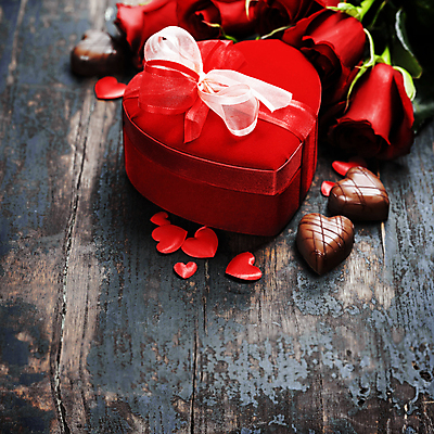 포토 JPG 해외이미지 실내 발렌타인데이 사랑 사람없음 선물상자 장미 초콜릿 오브젝트 나무바닥 하트상자 해외202004 해외포토 꽃 감정 데이이벤트 디저트 바닥 선물 내부 상자 파일형식