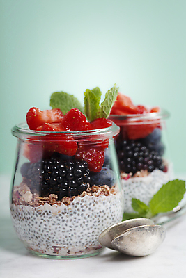 포토 JPG 해외이미지 유리 딸기 사람없음 숟가락 식사 병 블루베리 산딸기 푸딩 블랙베리 해외202004 해외포토 식기 과일 재질 디저트 수저 파일형식