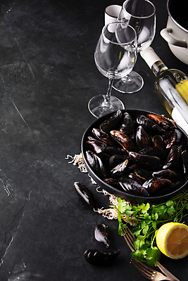 포토 JPG 해외이미지 접시 포크 와인잔 검은배경 사람없음 화이트와인 홍합 해외202004 해외포토 식기 백그라운드 술잔 어패류 와인 검은색 파일형식