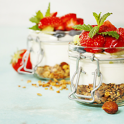 포토 JPG 해외이미지 딸기 유리병 곡류 실내 근접촬영 사람없음 견과류 시리얼 담기 요거트 그래놀라 해외202004 해외포토 음식 뷰포인트 과일 모션 병_용기 유제품 내부 파일형식