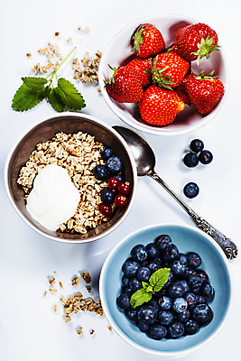 포토 JPG 해외이미지 그릇 딸기 곡류 실내 사람없음 하이앵글 숟가락 시리얼 흰배경 블루베리 요거트 크랜베리 그래놀라 해외202004 해외포토 식기 열매 음식 뷰포인트 백그라운드 과일 유제품 수저 내부 흰색 파일형식
