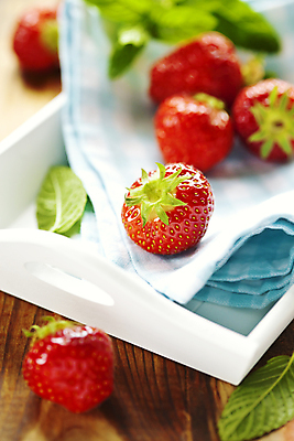 포토 JPG 해외이미지 딸기 쟁반 실내 사람없음 나무탁자 딸기잎 해외202004 해외포토 잎 과일 탁자 내부 파일형식