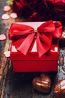 포토 JPG 해외이미지 리본 실내 발렌타인데이 사랑 근접촬영 사람없음 선물상자 장미 초콜릿 오브젝트 나무바닥 해외202004 해외포토 꽃 감정 뷰포인트 데이이벤트 디저트 바닥 선물 내부 상자 파일형식