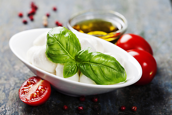 포토 JPG 해외이미지 그릇 방울토마토 회색배경 실내 사람없음 아웃포커스 올리브오일 바질 모짜렐라치즈 통후추 해외202004 해외포토 식기 백그라운드 토마토 치즈 촬영기법 내부 회색 기름_음식 후추 파일형식