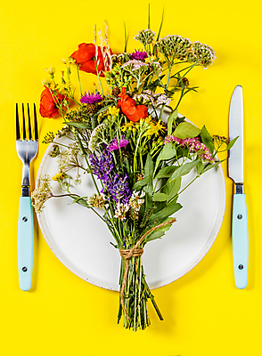 포토 JPG 해외이미지 접시 꽃다발 포크 실내 사람없음 하이앵글 들꽃 나이프 노끈 노란배경 해외202004 해외포토 식기 꽃 줄 뷰포인트 백그라운드 내부 노란색 칼 파일형식