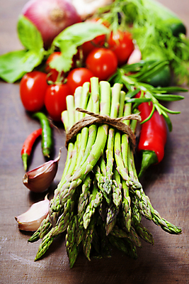 포토 JPG 해외이미지 잎 방울토마토 고추 실내 마늘 사람없음 다발 묶기 아스파라거스 나무바닥 노끈 적양파 해외202004 해외포토 식물 줄 토마토 채소 모션 양파 바닥 내부 파일형식