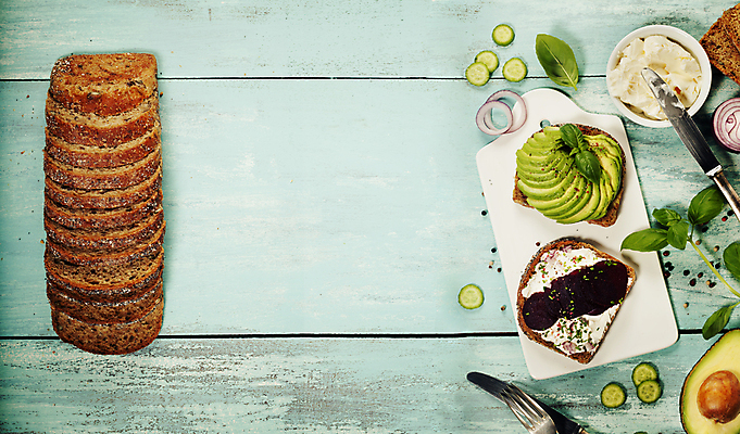 포토 JPG 해외이미지 그릇 빵 포크 오이 도마 도마_주방용품 샌드위치 사람없음 하이앵글 나이프 파란배경 나무바닥 바질 아보카도 나무도마 적양파 크림치즈 통후추 카피스페이스 해외202004 해외포토 식기 음식 뷰포인트 백그라운드 채소 과일 주방용품 양파 치즈 바닥 목재 파란색 공백 칼 후추 파일형식