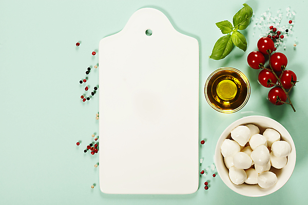 포토 JPG 해외이미지 그릇 방울토마토 도마 도마_주방용품 실내 사람없음 올리브오일 바질 모짜렐라치즈 통후추 민트색배경 해외202004 해외포토 식기 백그라운드 토마토 주방용품 치즈 내부 기름_음식 후추 민트색 파일형식