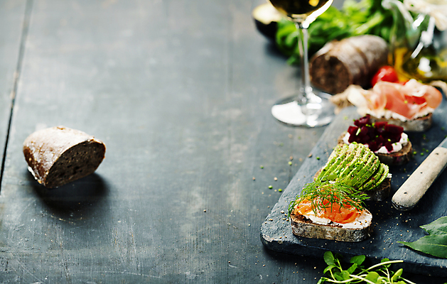 포토 JPG 해외이미지 빵 실내 사람없음 아웃포커스 이탈리아음식 애피타이저 햄 연어 아보카도 돌판 브루스케타 비트 해외202004 해외포토 음식 채소 과일 서양음식 촬영기법 육류 어류 내부 돌_바위 파일형식