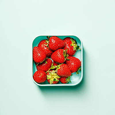 포토 JPG 해외이미지 접시 딸기 실내 사람없음 하이앵글 파란배경 해외202004 해외포토 식기 뷰포인트 백그라운드 과일 내부 파란색 파일형식