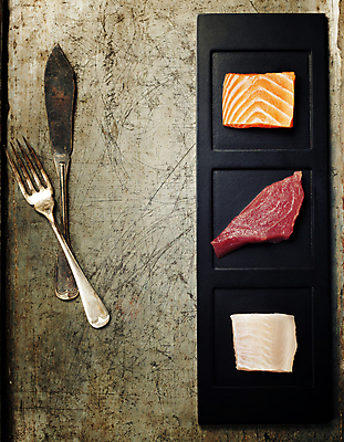 포토 JPG 해외이미지 접시 포크 실내 사람없음 하이앵글 회 나이프 참치 날것 연어 연어요리 연어회 플랫레이 해외202004 해외포토 식기 음식 뷰포인트 어류 내부 생선회 플랫 칼 파일형식