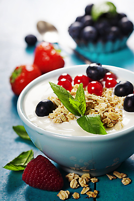 포토 JPG 해외이미지 그릇 딸기 곡류 실내 사람없음 숟가락 시리얼 블루베리 산딸기 요거트 크랜베리 그래놀라 해외202004 해외포토 식기 열매 음식 과일 유제품 수저 내부 파일형식