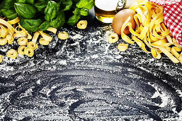 포토 JPG 해외이미지 검은배경 사람없음 계란 올리브오일 밀가루 바질 라비올리 파스타면 탈리아텔레 해외202004 해외포토 백그라운드 파스타 알 검은색 면류 기름_음식 가루 파일형식