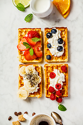 포토 JPG 해외이미지 커피 오렌지 딸기 디저트 바나나 실내 사람없음 하이앵글 우유 원두 달콤 티스푼 흰배경 생크림 블루베리 산딸기 대리석 라임 와플 플랫레이 해외202004 해외포토 음료 음식 뷰포인트 백그라운드 과일 재료 유제품 내부 숟가락 흰색 플랫 맛 크림 파일형식