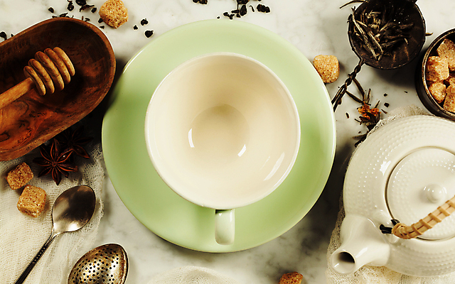 포토 JPG 해외이미지 실내 사람없음 하이앵글 숟가락 도자기 찻잔 찻주전자 흰배경 허니디퍼 해외202004 해외포토 뷰포인트 백그라운드 주전자 잔 수저 내부 흰색 도구 파일형식