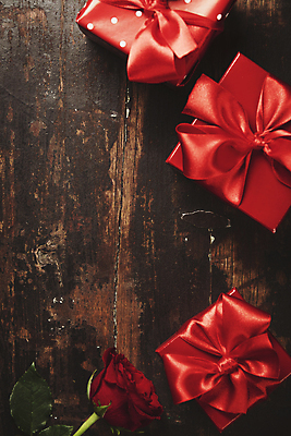 포토 JPG 해외이미지 리본 실내 발렌타인데이 사랑 사람없음 선물상자 장미 오브젝트 나무바닥 카피스페이스 해외202004 해외포토 꽃 감정 데이이벤트 바닥 선물 내부 상자 공백 파일형식