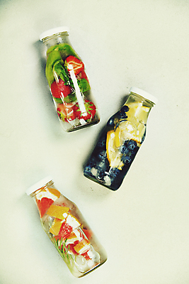 포토 JPG 해외이미지 조각 과일 딸기 건강 사람없음 하이앵글 레몬 허브 채식 다이어트음식 음료수병 저칼로리식단 디톡스 비건 해외202004 해외포토 식물 뷰포인트 다이어트 식단 저칼로리 채식주의자 병_담는 파일형식