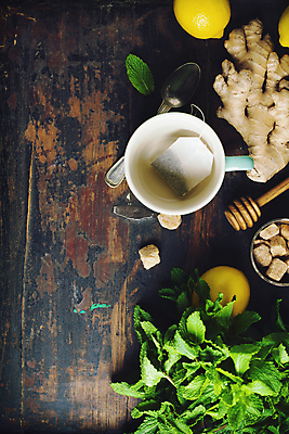 포토 JPG 해외이미지 실내 사람없음 찻잔 티스푼 레몬 허브 나무바닥 생강 티백 생강차 허니디퍼 해외202004 해외포토 식물 채소 과일 잔 바닥 내부 차_음료 숟가락 도구 파일형식