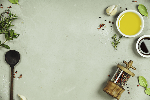 포토 JPG 해외이미지 마늘 사람없음 하이앵글 올리브오일 종지 그라인더 후추 로즈메리 나무숟가락 카피스페이스 초록배경 해외202004 해외포토 그릇 뷰포인트 백그라운드 채소 초록색 숟가락 공백 기름_음식 허브 향신료 커피용품 파일형식