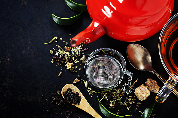 포토 JPG 해외이미지 검은배경 실내 사람없음 하이앵글 숟가락 찻잔 다기 찻주전자 나무숟가락 찻잎 해외202004 차거름망 해외포토 뷰포인트 백그라운드 주전자 잔 수저 내부 차_음료 검은색 다도 파일형식