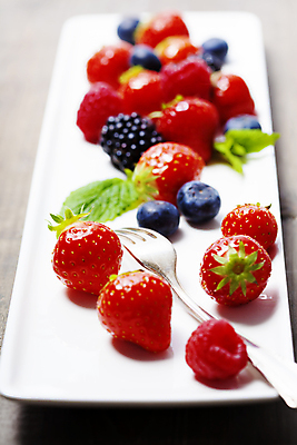 포토 JPG 해외이미지 접시 포크 잎 딸기 사람없음 블루베리 산딸기 블랙베리 해외202004 해외포토 식물 식기 과일 파일형식