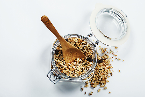 포토 JPG 해외이미지 유리병 곡류 실내 사람없음 하이앵글 시리얼 흰배경 꽂음 나무숟가락 그래놀라 해외202004 해외포토 음식 뷰포인트 백그라운드 병_용기 내부 숟가락 흰색 파일형식