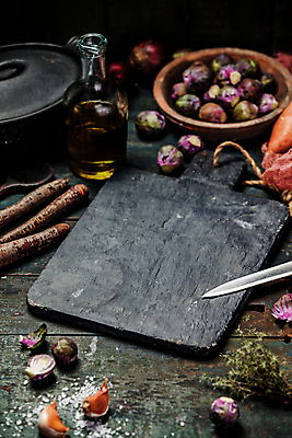 포토 JPG 해외이미지 그릇 유리병 실내 마늘 사람없음 당근 올리브오일 소금 식칼 나무도마 나무탁자 방울양배추 백리향 해외202004 해외포토 식기 채소 탁자 주방용품 병_용기 뿌리채소 도마 내부 목재 기름_음식 양배추 파일형식