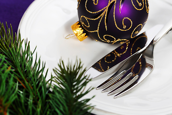 포토 JPG 해외이미지 접시 포크 크리스마스 나뭇잎 실내 사람없음 나이프 상차림 준비 오너먼트 해외202004 플레이팅 해외포토 식기 기념일 잎 크리스마스장식 내부 칼 파일형식