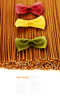 포토 해외이미지 실내 타이포그라피 사람없음 장식 흰배경 일렬 파르팔레 파스타면 카피스페이스 통밀 해외202004 해외포토 문자 백그라운드 파스타 내부 공백 흰색 면류 밀 파일형식