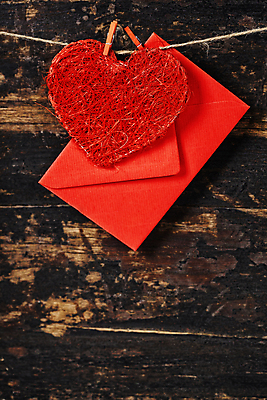 포토 JPG 해외이미지 편지봉투 실내 매달리기 사람없음 하트 편지 나무바닥 노끈 나무집게 해외202004 해외포토 모양 줄 모션 봉투 바닥 집게 내부 목재 파일형식