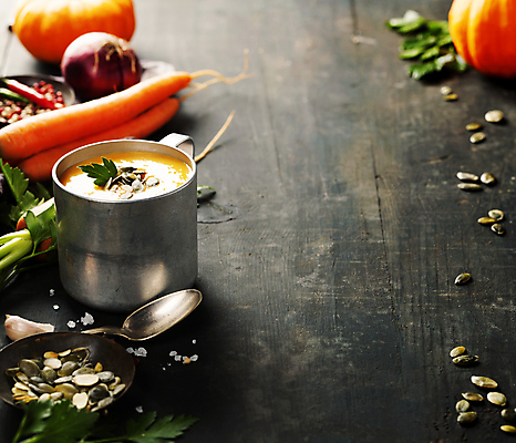 포토 JPG 해외이미지 스튜디오촬영 호박 실내 사람없음 아웃포커스 컵 숟가락 당근 나무바닥 단호박수프 호박씨 해외202004 해외포토 식기 채소 바닥 뿌리채소 촬영기법 수저 씨앗 내부 수프 파일형식