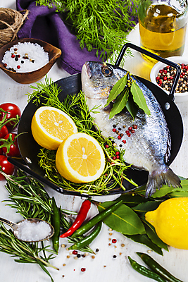 포토 JPG 해외이미지 그릇 식재료 방울토마토 고추 유리병 실내 어류 사람없음 올리브오일 냄비 레몬 해산물 흰배경 후추 노끈 로즈메리 나무그릇 월계수 황새치 해외202004 해외포토 식기 줄 백그라운드 토마토 채소 과일 병_용기 내부 목재 수중동물 흰색 기름_음식 솥 허브 향신료 파일형식 새치