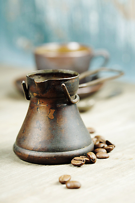 포토 JPG 해외이미지 커피 실내 근접촬영 사람없음 원두 커피잔 커피포트 컵받침 터키문화 해외202004 튀르키예 해외포토 동양문화 아시아 음료 뷰포인트 외국문화 주전자 잔 내부 받침대 파일형식