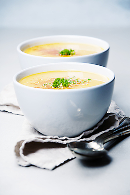 포토 JPG 해외이미지 스튜디오촬영 그릇 실내 사람없음 아웃포커스 하이앵글 숟가락 흰배경 단호박수프 해외202004 해외포토 식기 뷰포인트 백그라운드 촬영기법 수저 내부 흰색 수프 파일형식