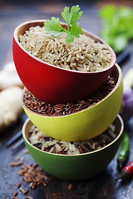 포토 JPG 해외이미지 그릇 밥 실내 종류 사람없음 아웃포커스 쌓기 쌀 담기 나무바닥 현미 해외202004 해외포토 식기 음식 모션 곡류 바닥 촬영기법 내부 파일형식