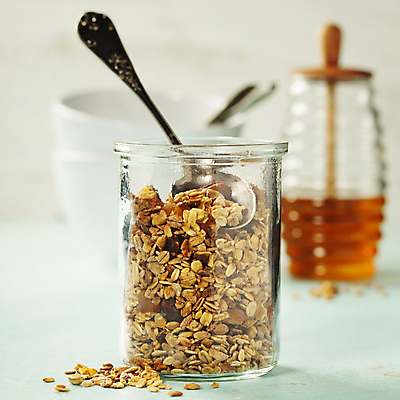 포토 JPG 해외이미지 그릇 유리병 곡류 실내 사람없음 숟가락 시리얼 꿀 꽂음 꿀단지 그래놀라 해외202004 해외포토 식기 음식 병_용기 수저 내부 파일형식