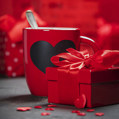포토 JPG 해외이미지 실내 발렌타인데이 사랑 근접촬영 사람없음 아웃포커스 선물상자 머그컵 하트 티스푼 오브젝트 빨간배경 해외202004 해외포토 모양 감정 뷰포인트 백그라운드 데이이벤트 촬영기법 선물 내부 컵 빨간색 상자 숟가락 파일형식