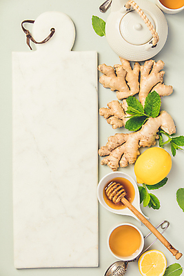 포토 JPG 해외이미지 그릇 잎 식재료 도마 사람없음 하이앵글 찻잔 찻주전자 레몬 흰배경 꿀 생강 생강차 허니디퍼 해외202004 차거름망 해외포토 식물 식기 뷰포인트 백그라운드 채소 과일 주전자 주방용품 잔 차_음료 흰색 도구 파일형식